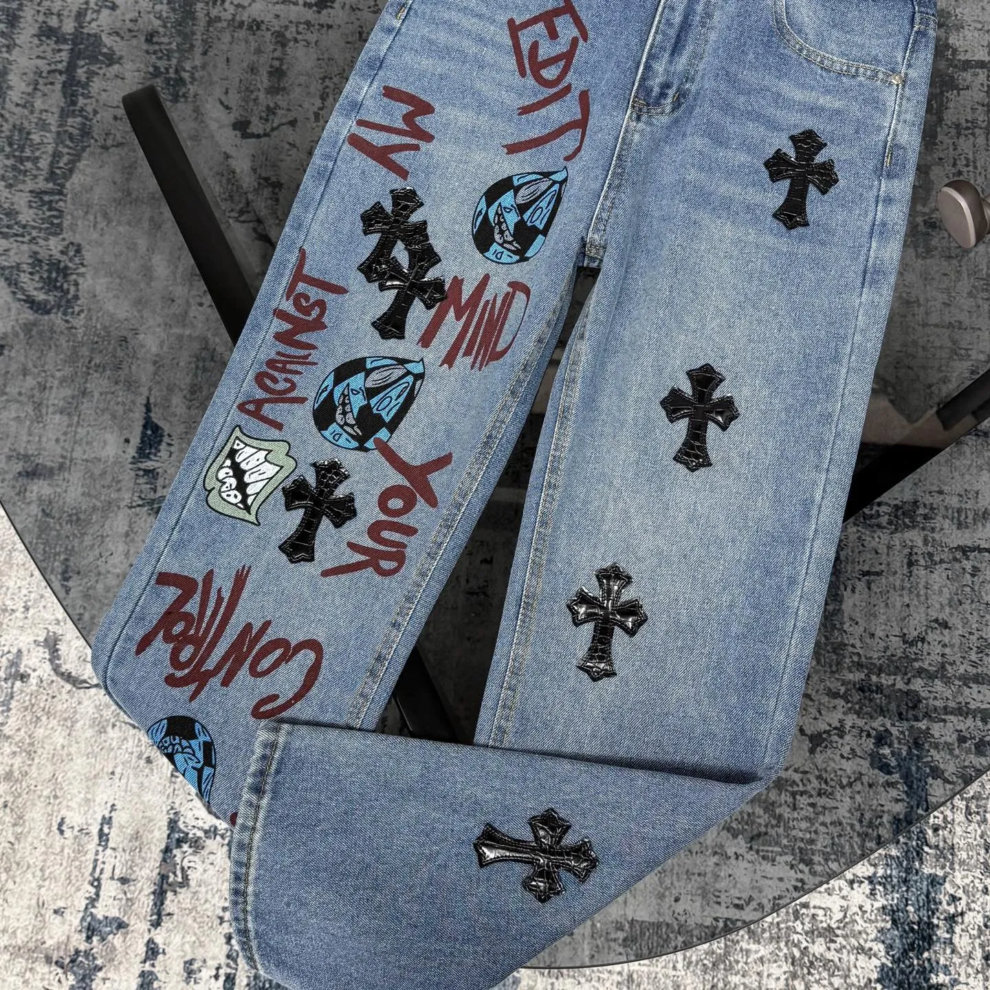 P240 Chrome hearts print stitching black leather classic washed jeans. Really restores the ultimate vintage texture. Three-dimensional version. Loose and comfortable, not picky on the figure. Looks taller and slimmer. Factory precision. Original factory quality control. Same style for men and women. Can be matched with couples. Versatile recommendation. Must-have jeans for all seasons. Fashionistas have been disappointed. From the quality selection of fabrics, the tailoring of details, and the matching of patterns, they are all impeccable! The upper body is so handsome when worn...it can be easily worn by men, women and children! The craftsmanship is made of heavy-duty washed pure cotton denim fabric. After washing, it is soft and thick. It is very stylish when worn on the body. Color: blue Size: 28 30 32 34 36